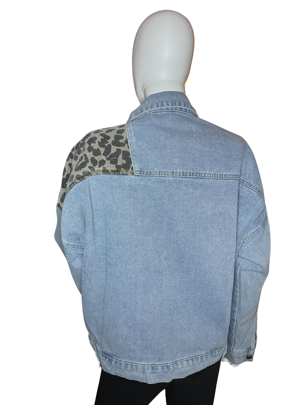 Giacca in jeans chiara con dettagli leopardati