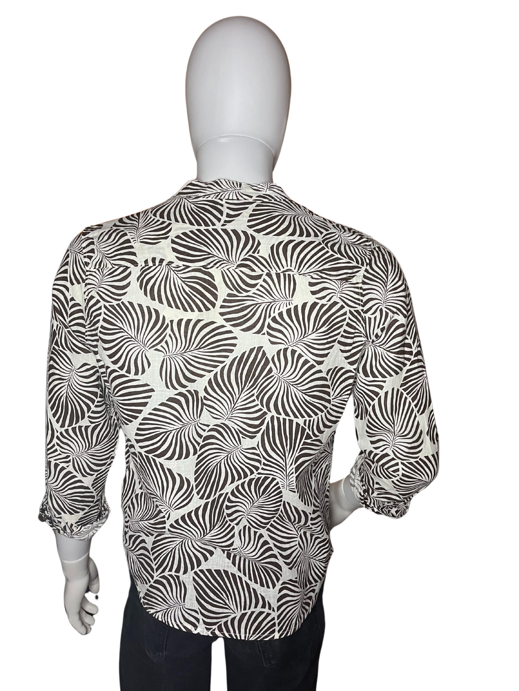 Long-sleeved linen shirt with detail