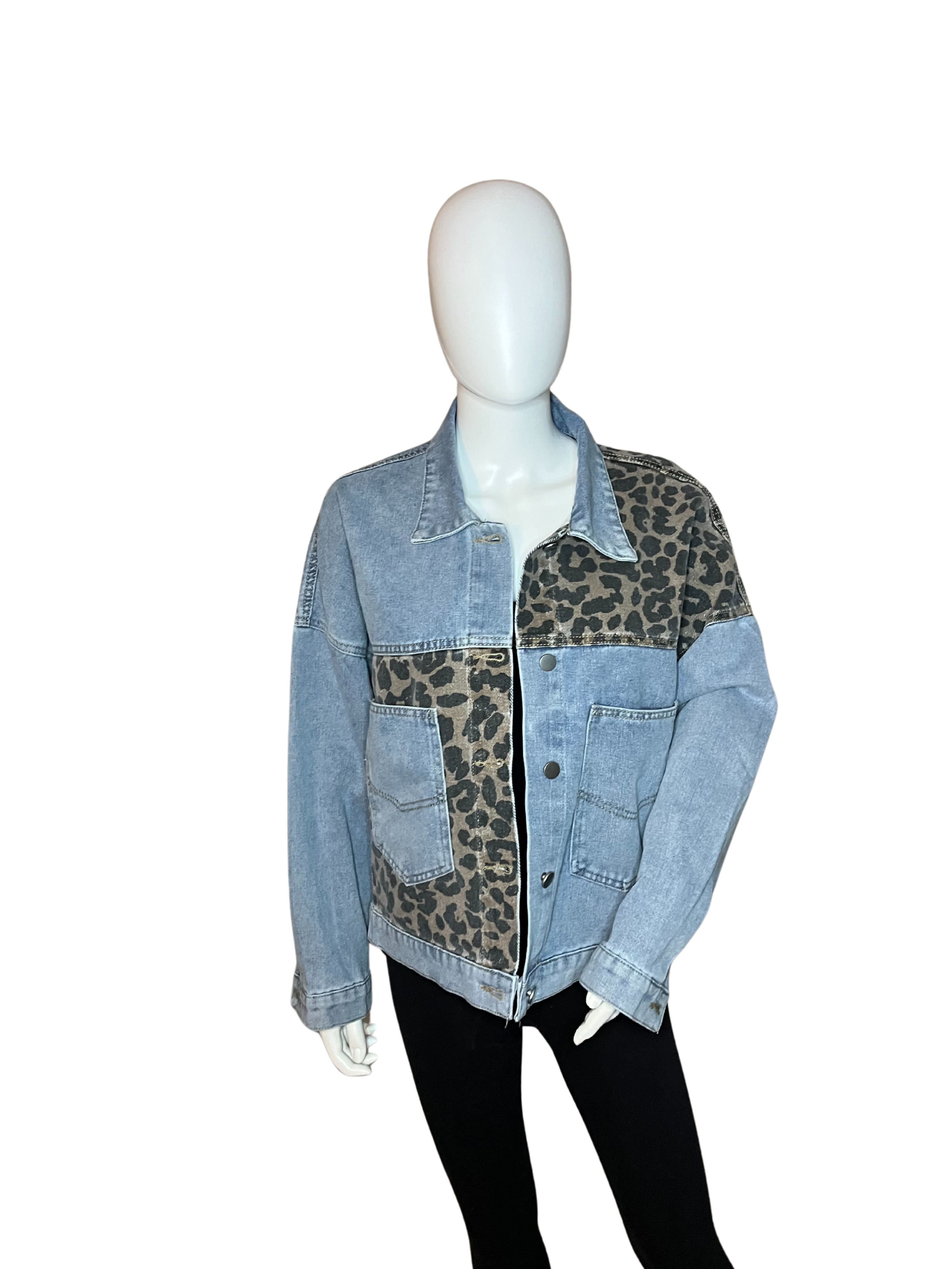Giacca in jeans chiara con dettagli leopardati