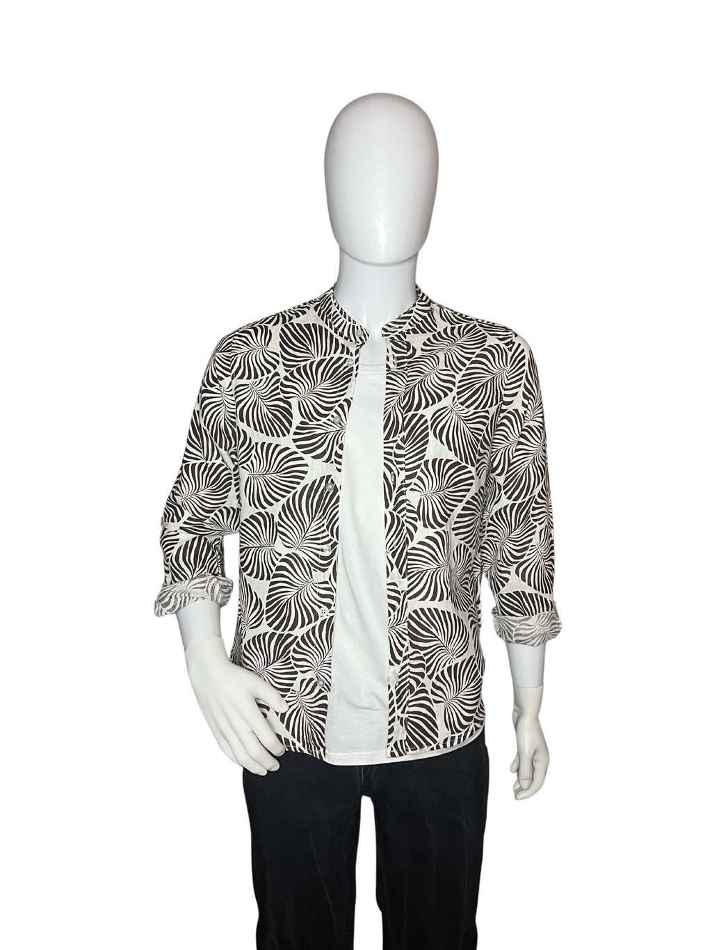 Long-sleeved linen shirt with detail