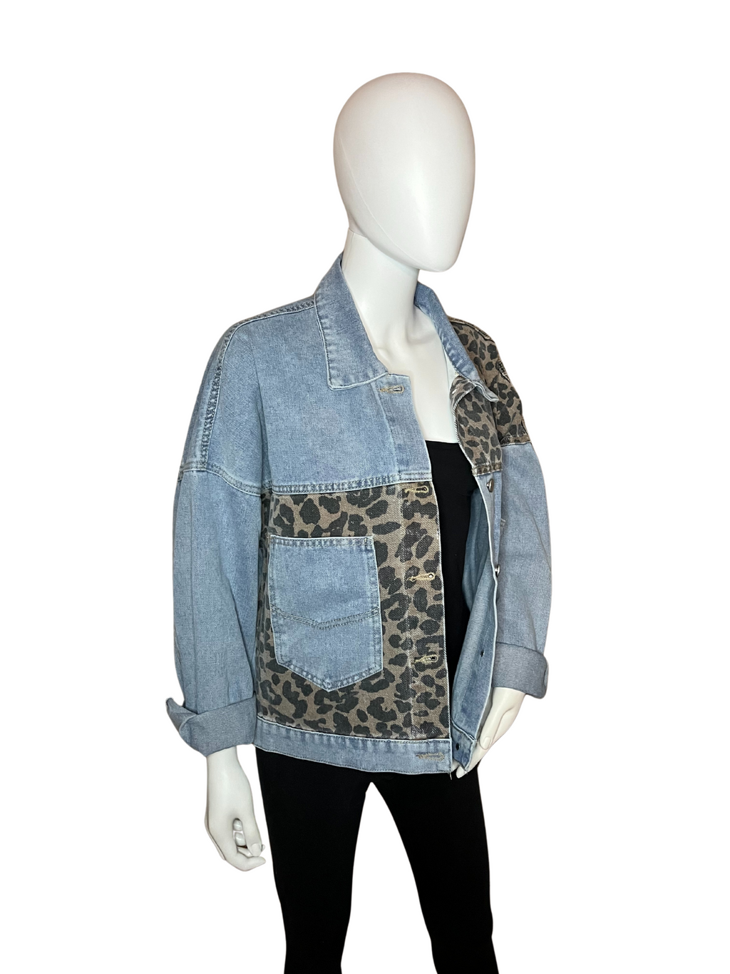 Giacca in jeans chiara con dettagli leopardati