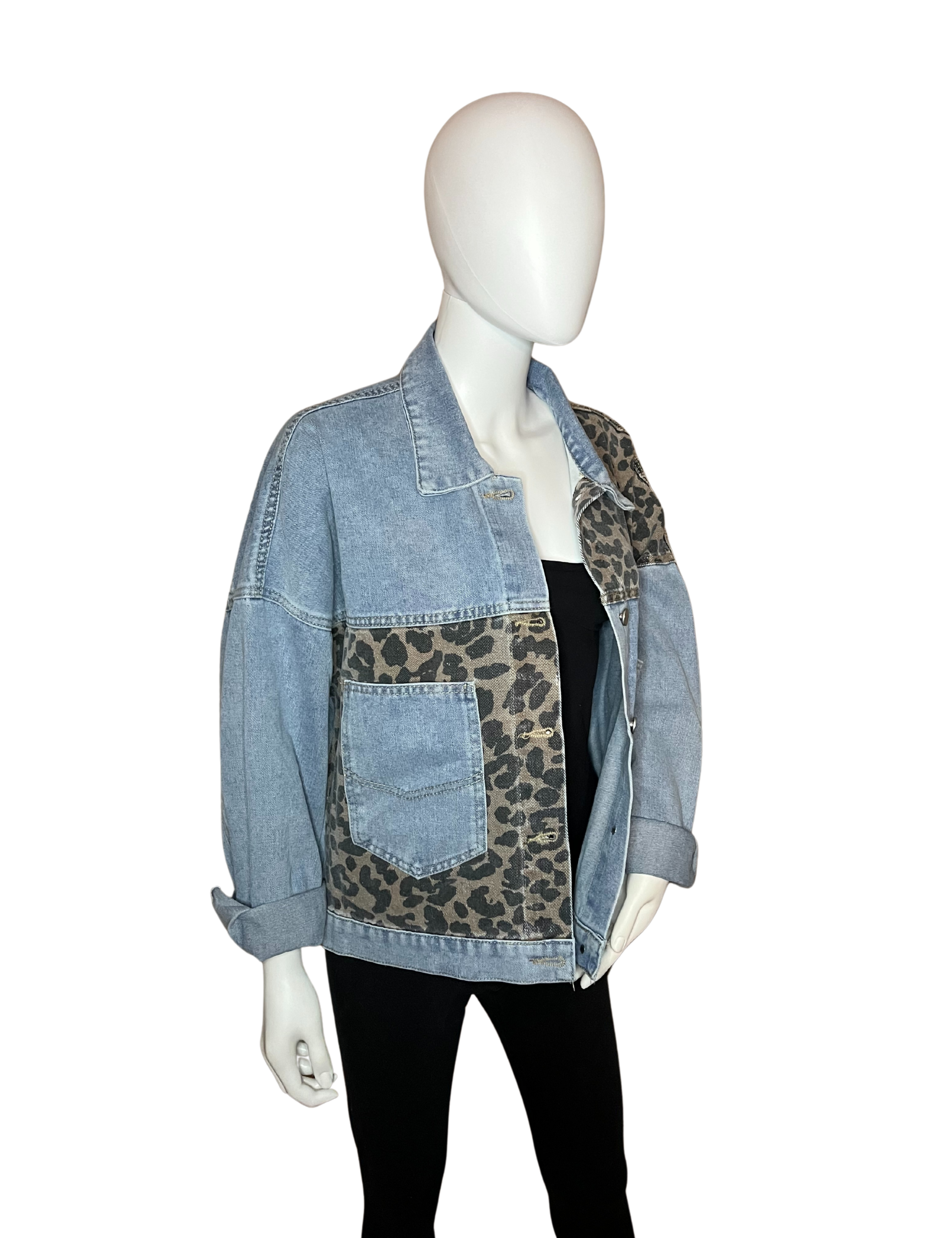 Giacca in jeans chiara con dettagli leopardati