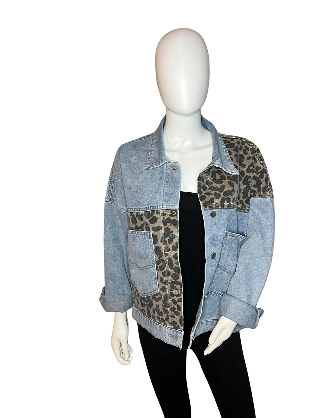 Giacca in jeans chiara con dettagli leopardati