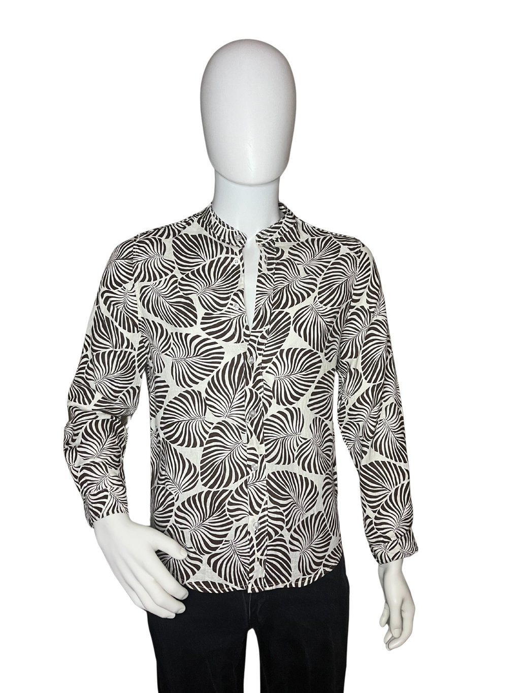 Long-sleeved linen shirt with detail