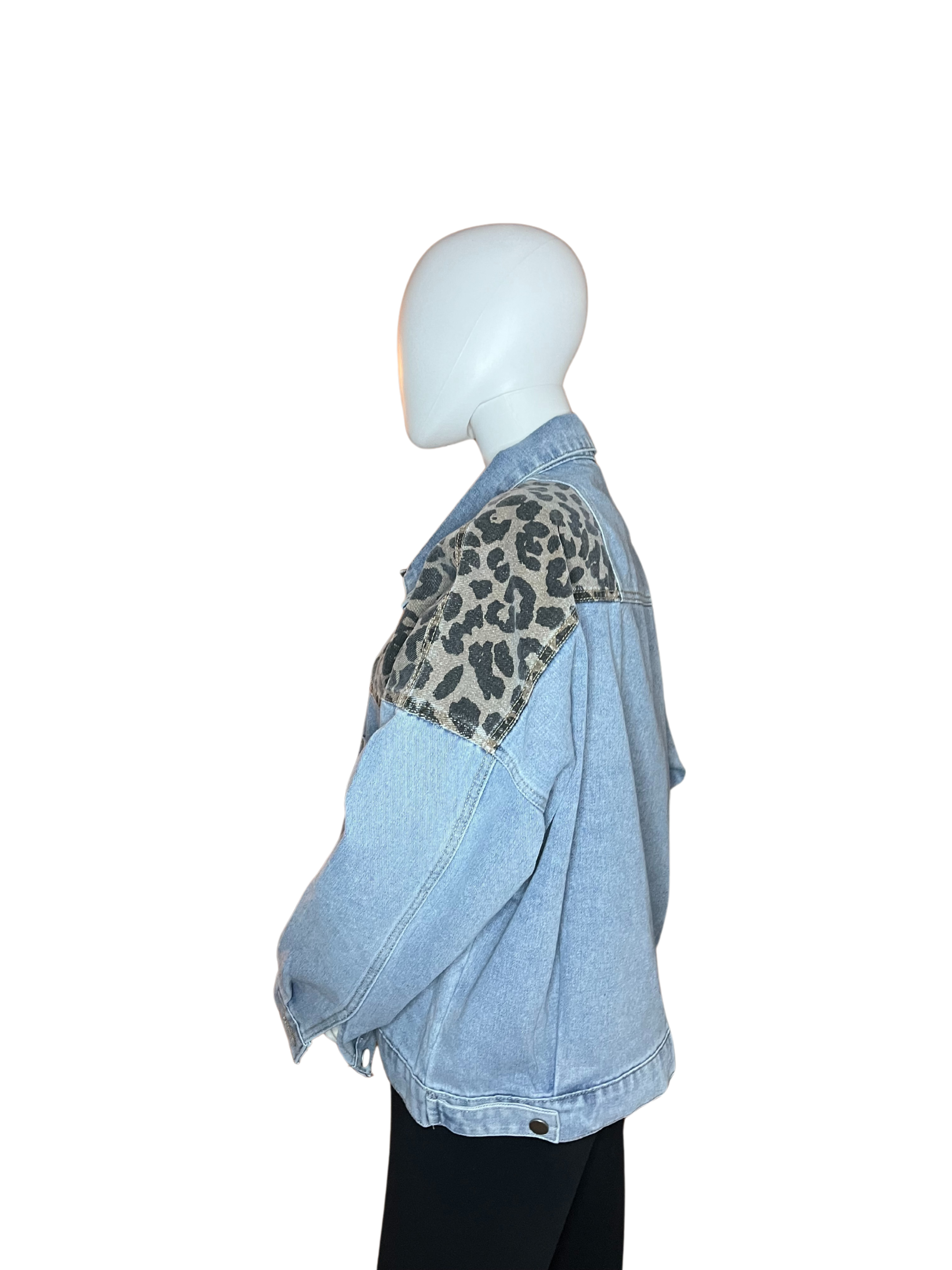 Giacca in jeans chiara con dettagli leopardati